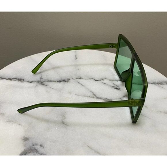 Women's Fashion Sunglasses - Picture 5 of 6